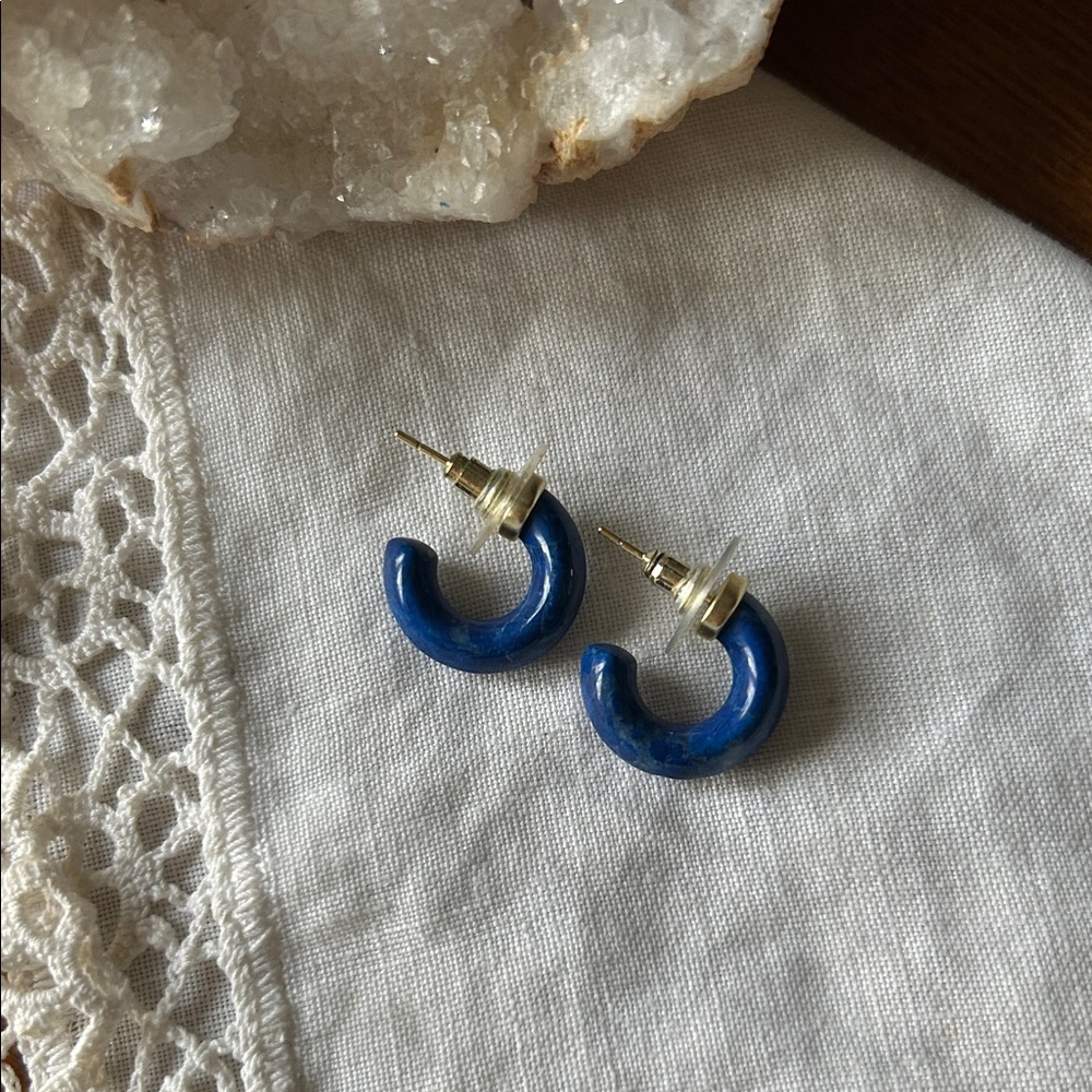 Kendra Scott Mikki Huggies in Blue Lapis